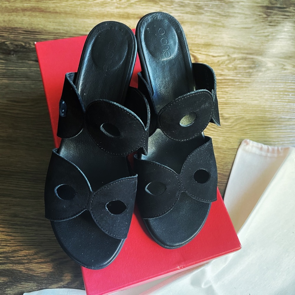 ARCHE Double Cuir Noir Black Sandals with Colorful Heels.